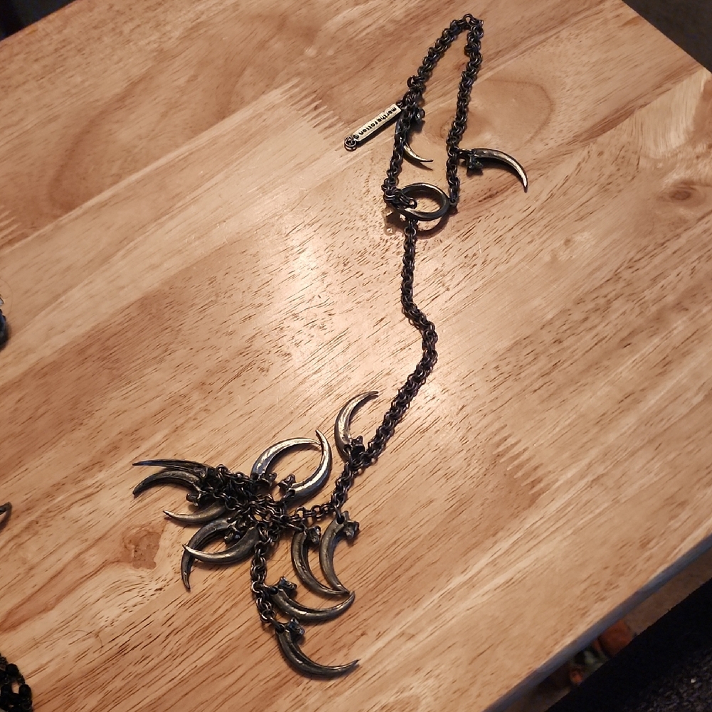 Martha Rotten Raven Claw Lariat